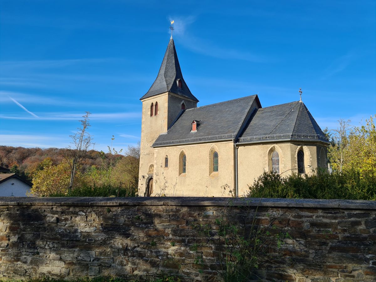 Kirche St. Margaretha in Blasweiler von außen, von der Straße aus fotografiert.